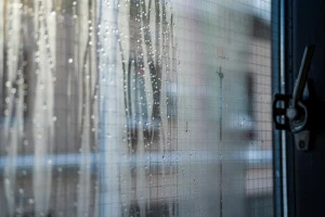 結露が発生した窓の写真