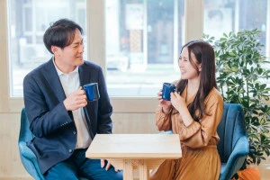 カフェにきた男女の写真