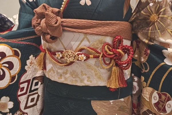 着物を着ている女性の画像