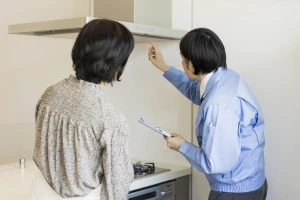 換気扇の点検を行う業者の写真