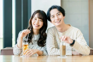 仲のよさそうな男女の写真