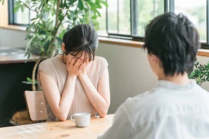 彼女が泣いているカップルの写真