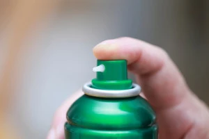 殺虫剤を噴射する様子