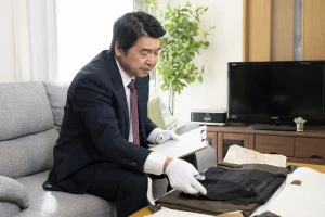 着物の査定をする買取業者の男性の写真