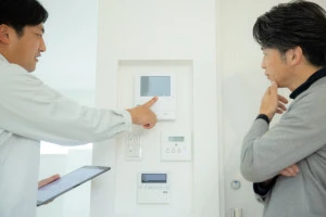 インターホンの点検を行う業者の写真
