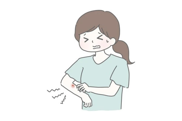 腕をかきながら、かゆみに悩む女性のイラスト