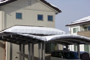 カーポート屋根の雪の写真