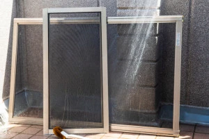 網戸の交換を行っている写真