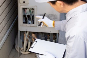 エコキュートの点検を行う作業員の写真