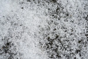 地面に積もった雹の写真