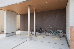 住宅のガレージの写真