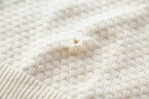 セーターの虫食いの写真