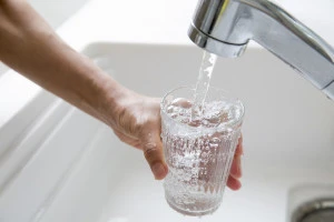 コップに水を注いでいる写真