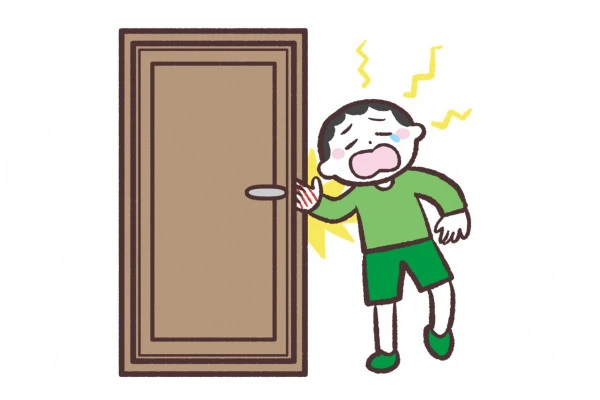 ドアに手を挟む男の子のイラスト