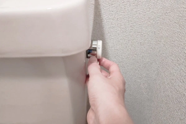 トイレのレバーを交換する様子