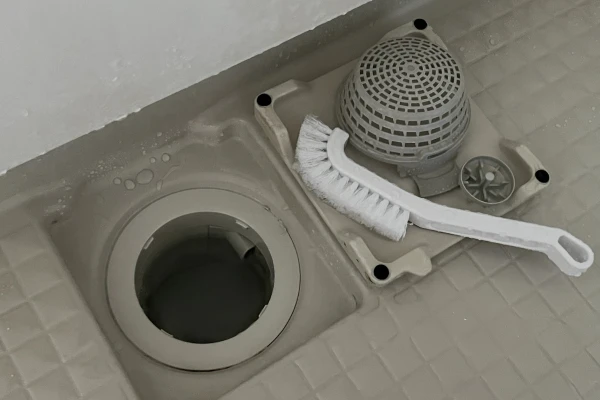 お風呂の排水口の蓋を掃除のために外した様子