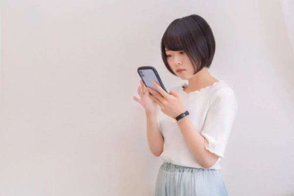 スマートフォンを真剣に見る女性