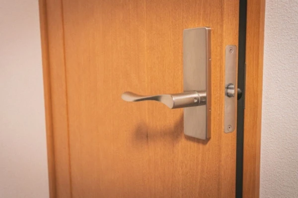 トイレのドアが少し空いている様子