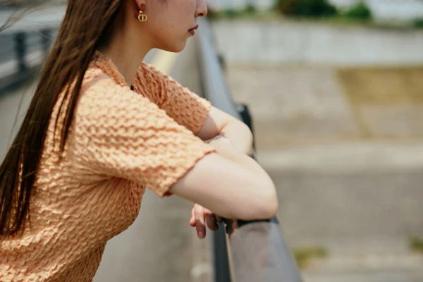 景色を眺める女性の写真