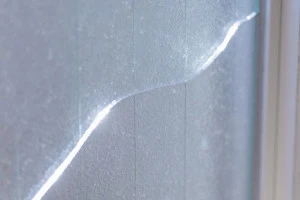 ひびが入った窓ガラスの写真