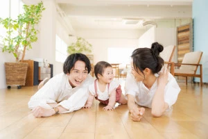 床に寝転ぶ家族の謝意sン