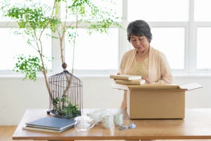遺品整理を行う女性の写真
