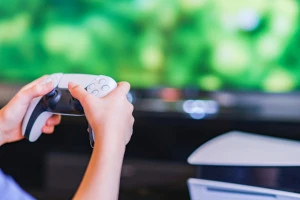 PS5で遊んでいる人の手元写真