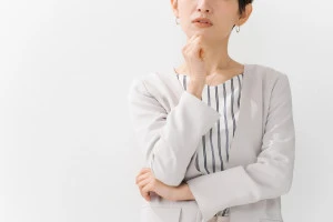 考える女性の写真