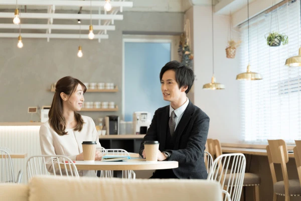カフェでお見合いをする男女のカップル