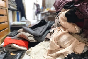 衣類が散乱した汚部屋の写真