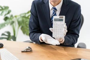 腕時計の査定金額を提示する買取業者の写真