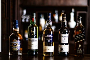 並べられた洋酒の写真