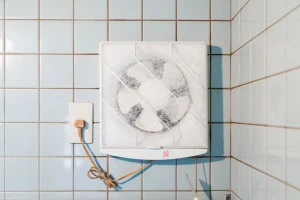 カバーのついた換気扇の写真