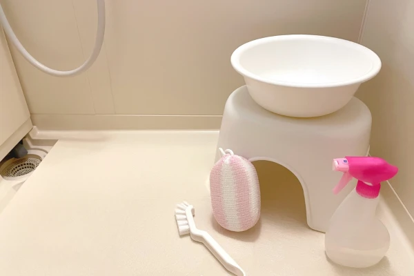 お風呂に洗面器や風呂椅子などが置いてある画像