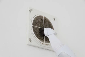 汚れた吸気口の清掃の様子