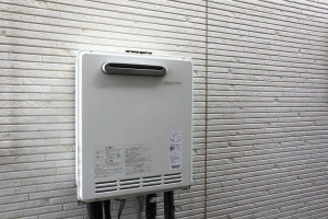 住宅の外壁に設置された給湯器の写真