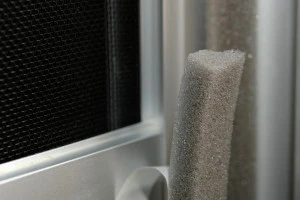 サッシと隙間テープの写真