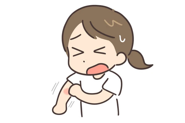 腕の赤くなった部分をかき、かゆがる女性のイラスト