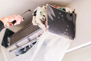 エアコンの分解洗浄を行っている様子