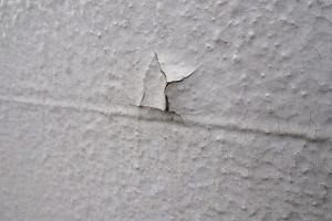 外壁凍害によって浮き上がっている外壁材の写真