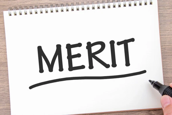 MERITと書かれたノートとマーカー