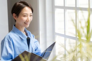 サッシの点検を行う事業者の写真