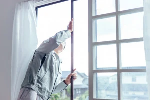 窓の点検を行う事業者の写真