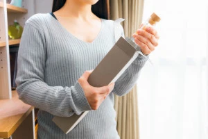 ギフトでもらったお酒をもっている女性の写真