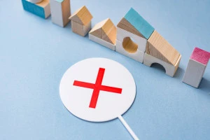 バツ印が書かれたプレートの写真