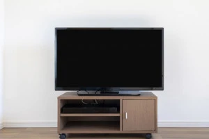 真っ暗な画面のテレビの写真