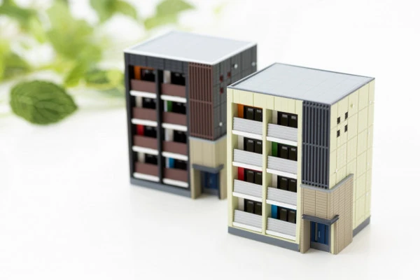 二棟のマンションの模型の画像