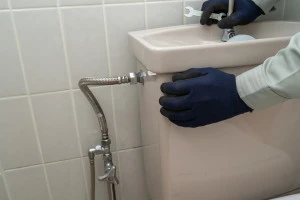 水漏れしているトイレタンクの写真