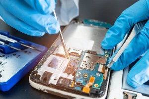 スマホの修理を行っている写真