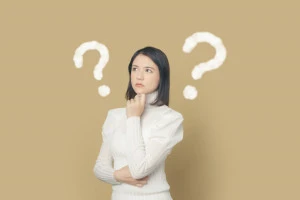 疑問を持つ女性の写真